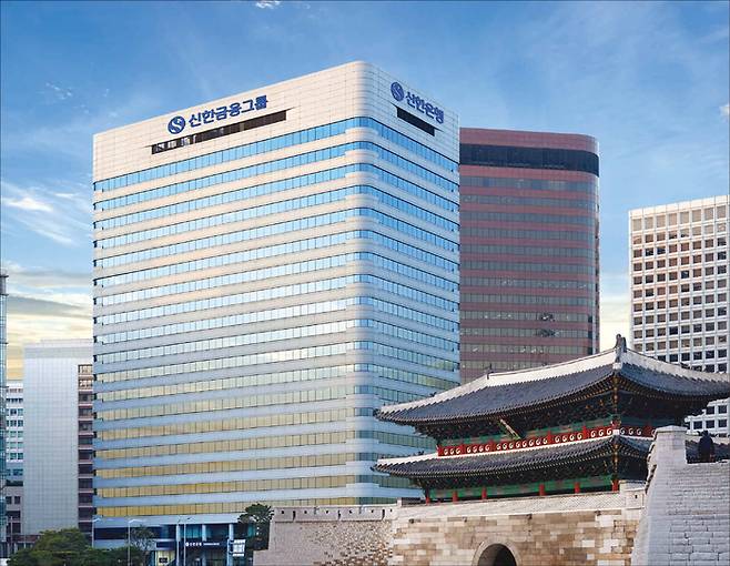 ‘스캔들 제로’를 외친 신한금융지주가 잇따른 금융사고로 인한 잡음에 시달린다. 재발 방지를 위해 초강수를 두는 등 내부적으로 강하게 조이는 분위기다. 사진은 신한금융지주 사옥. (신한금융지주 제공)