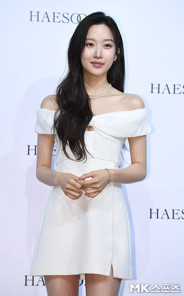 문가영은 눈부신 비주얼과 함께 센스 넘치는 스타일링으로 시선을 사로잡았다. 사진=천정환 기자