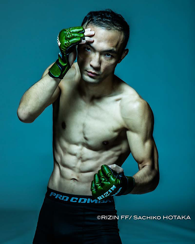 초대 ONE 밴텀급 챔피언 김수철이 2022년 9월 라이진 38 프로필 촬영을 하고 있다. 김수철은 제4대 로드FC 페더급/밴텀급 챔피언도 지냈다. 사진=RIZIN FF