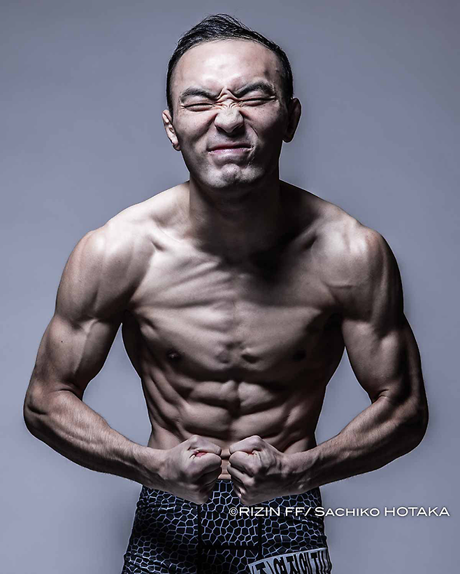 초대 ONE 밴텀급 챔피언 김수철이 2022년 12월 라이진 40 프로필 촬영을 하고 있다. 김수철은 제4대 로드FC 페더급/밴텀급 챔피언도 지냈다. 사진=RIZIN FF