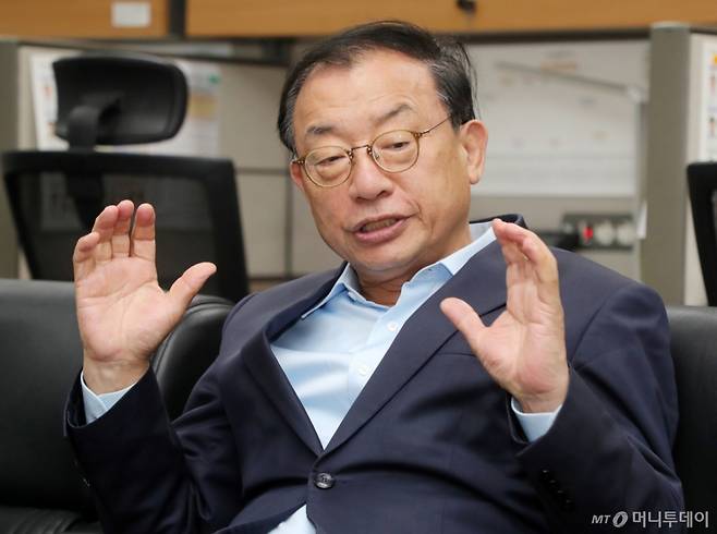 이정현 국민의힘 공동선대위원장이 22일 전북 전주시 전북특별자치도의회 기자실을 방문해 간담회를 열고 질의에 답변을 하고 있다. 2025.5.22/사진=뉴스1 /사진=(전주=뉴스1) 유경석 기자