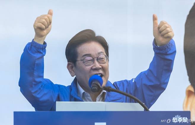 [서울=뉴시스] 조성우 기자 = 이재명 더불어민주당 대선후보가 28일 오후 서울 성동구 왕십리역 광장에서 열린 유세에서 연설을 하고 있다. (공동취재) 2025.05.28. photo@newsis.com /사진=