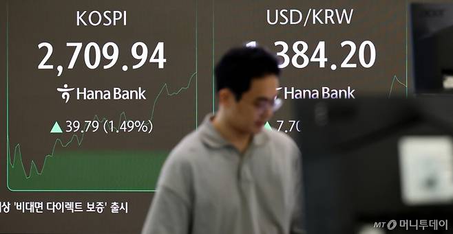 29일 코스피가 9개월 만에 장중 2700선을 돌파한 가운데  서울 중구 하나은행 딜링룸에서 딜러들이 업무를 하고 있다./사진=뉴시스