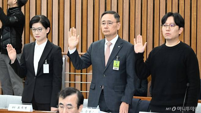 사진 왼쪽부터 조주연 홈플러스 공동대표, 금정호 신영증권 사장, 강경모 홈플러스 입점협회 부회장이 서울 여의도 국회에서 열린 정무위원회 '홈플러스·MBK 파트너스 및 삼부토건'에 대한 긴급 현안질의에 증인으로 출석해 증인선서를 하고 있다. /사진제공=뉴시스