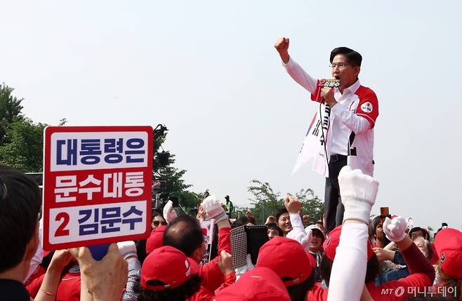 김문수 국민의힘 대선 후보가 29일 인천 중구 맥아더공원 인근에서 열린 유세에서 지지호소를 하고 있다./사진=뉴시스