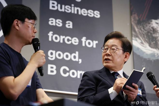 (서울=뉴스1) 안은나 기자 = 이재명 더불어민주당 대통령 후보가 29일 서울 성동구 메리히어에서 열린 '혁신성장의 씨앗, 스타트업 레벨업!' 간담회에서 소셜벤처 대표와 대화하고 있다. (공동취재) 2025.5.29/뉴스1  Copyright (C) 뉴스1. All rights reserved. 무단 전재 및 재배포,  AI학습 이용 금지.