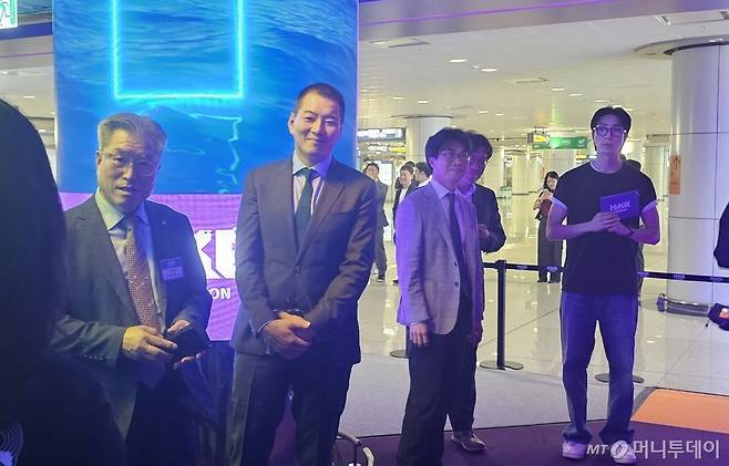 29일 인천 영종도 인천국제공항 1터미널에 마련된 한국관광공사의 체험공간 '하이커 스테이션' 개관식에서 배우 송일국씨(왼쪽 2번째)가 콘텐츠를 체험하고 있다. / 사진 = 오진영 기자