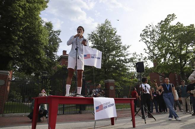 [케임브리지=AP/뉴시스] 27일(현지 시간) 미 매사추세츠주 케임브리지의 하버드대학교 사이언스센터 광장에서 2026년 졸업 예정자인 누리엘 베라-디그레프가 도널드 트럼프 대통령의 최근 하버드 제재에 반대하며 발언하고 있다. 2025.05.28