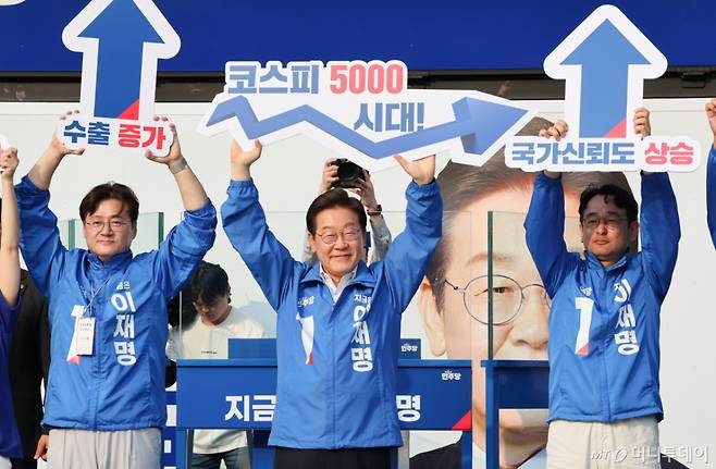 [서울=뉴시스] 조성우 기자 = 이재명 더불어민주당 대선후보가 29일 오후 서울 서초구 서울고속버스터미널광장에서 열린 유세에서 지지를 호소하고 있다. 2025.05.29. xconfind@newsis.com /사진=김근수