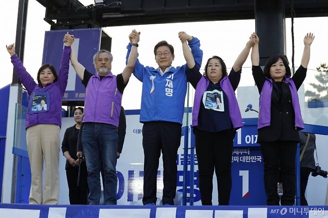 (서울=뉴스1) 안은나 기자 = 이재명 더불어민주당 대통령 후보가 제21대 대통령선거 사전투표 첫날인 29일 오후 서울 관악산으뜸공원에서 이태원 참사 유가족들과 함께 지지를 호소하고 있다. 2025.5.29/뉴스1  Copyright (C) 뉴스1. All rights reserved. 무단 전재 및 재배포,  AI학습 이용 금지. /사진=(서울=뉴스1) 안은나 기자