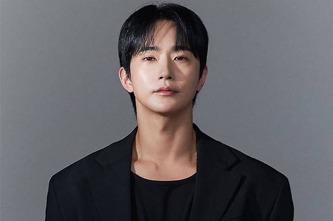 뮤지컬 배우 전호준이 전 여자친구 A씨의 폭로로 폭행 의혹에 휘말렸으나 "왜곡된 주장"이라며 정당방위에 의한 행동이었다고 반박했다. 이에 A씨는 재반박에 나서 진실공방이 이어지고 있다./사진=전호준 인스타그램