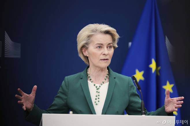 [브뤼셀(벨기에)=AP/뉴시스]우르줄라 폰 데어 레이엔 유럽연합(EU) 집행위원장이 7일 브뤼셀의 EU 본부에서 기자회견하고 있다.  2025.04.10.