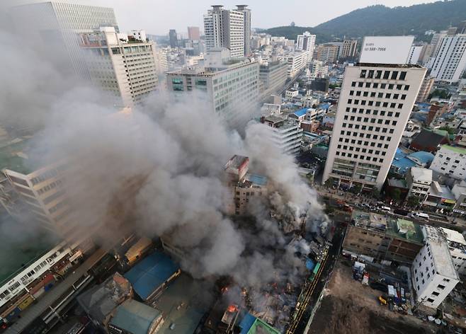 (서울=뉴스1) 오대일 기자 = 28일 오후 서울 중구 을지로 세운상가 인근 재개발 예정지구에서 화재가 발생해 소방대원들이 화재를 진압하고 있다. 소방당국은 이날 오후 6시 20분 기준 현재 인력 446명과 소방차 100대, 사다리차 5대를 동원해 진화 작업 중이다. 2025.5.28/뉴스1  Copyright (C) 뉴스1. All rights reserved. 무단 전재 및 재배포,  AI학습 이용 금지. /사진=(서울=뉴스1) 오대일 기자