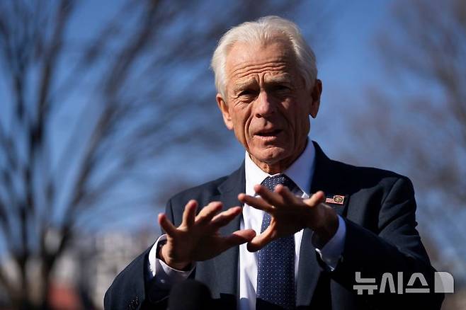 [워싱턴=AP/뉴시스] 피터 나바로 백악관 무역·제조업 고문이 지난 3월 12일 워싱턴 백악관에서 기자회견 하는 모습. 2025.05.04.