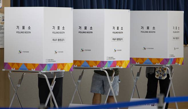 제21대 대통령선거 사전투표 첫날인 29일 오전 경기도 화성시 신동 동탄9동 행정복지센터에 마련된 사전투표소를 찾은 유권자들이 소중한 한 표를 행사하고 있다. / 사진=뉴스1 이재명 기자
