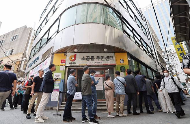 21대 대통령선거 사전투표율 첫날인 29일 오후 1시 기준 전국 평균 투표율이 10.51%로 집계됐다.사진은 제21대 대통령선거 사전투표 첫 날인 29일 서울 중구 소공동주민센터에 마련된 투표소에서 직장인들이 점심시간을 이용해 투표를 하기 위해 길게 줄을 늘어서 있는 모습. /사진=뉴스1