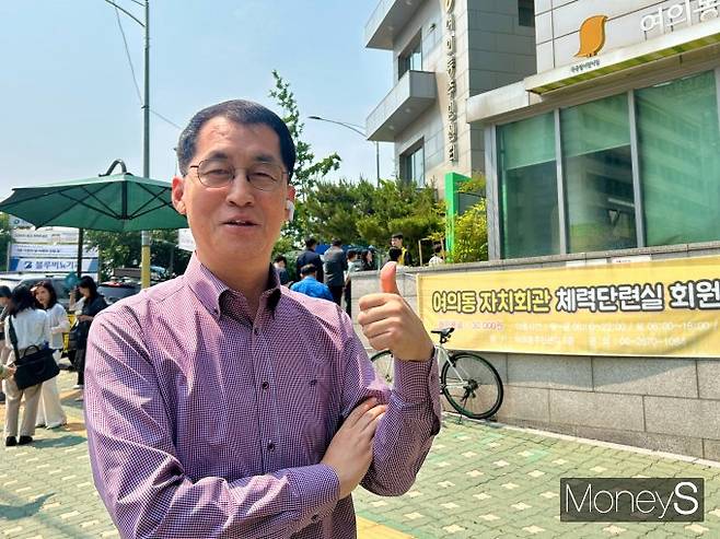 이른 시간부터 투표소를 찾은 이들의 표심에는 무너진 일상을 되돌리고 싶은 마음, 끝없이 싸우는 정치에 대한 염증, 그리고 여전히 놓을 수 없는 변화에 대한 희망이 고스란히 담겨 있었다.사진은 29일 오전, 서울 여의도 여의주민센터 앞. 택시 기사 강씨는 사전투표를 마치고 나오며 인터뷰를 진행하는 모습. /사진=김성아 기자