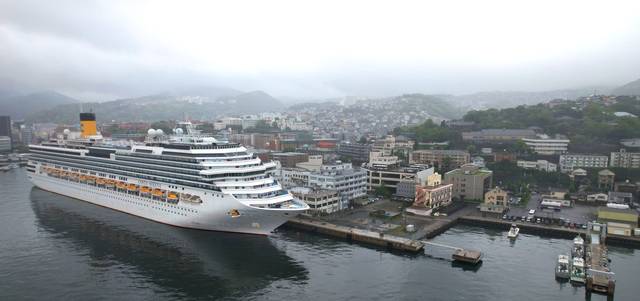 일본 나가사키항의 마쓰가에 국제여객선터미널에 정박 중인 코스타세레나호. 터미널 건물과 비교해보면 유람선이 얼마나 큰지 알 수 있다. 오른쪽 능선의 초지에 개항 후 이곳에 머물던 영국인 상인들이 거주하던 역사적 건축물을 옮겨 야외박물관처럼 꾸민 나가사키의 대표적인 관광지 ‘구라바엔’(글로버 가든)이 있다.