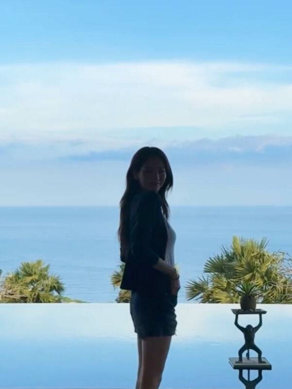 배우 조이현이 탁 트인 바다를 배경으로 날씬한 실루엣을 드러냈다 ./조이현 인스타그램