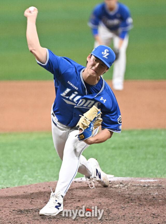 22일 오후 서울 고척돔 고척스카이돔에서 진행된 '2025 프로야구 KBO리그' 키움히어로즈와 삼성라이온즈의 경기. 삼성 이호성이 역투하고 있다./마이데일리