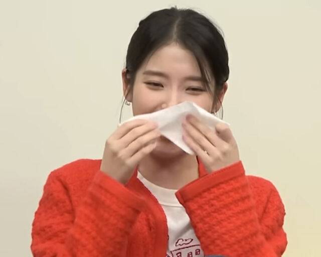 아이유가 조세호의 이야기에 휴지로 눈물을 닦고 있다. / 유튜브 '핑계고' 캡처