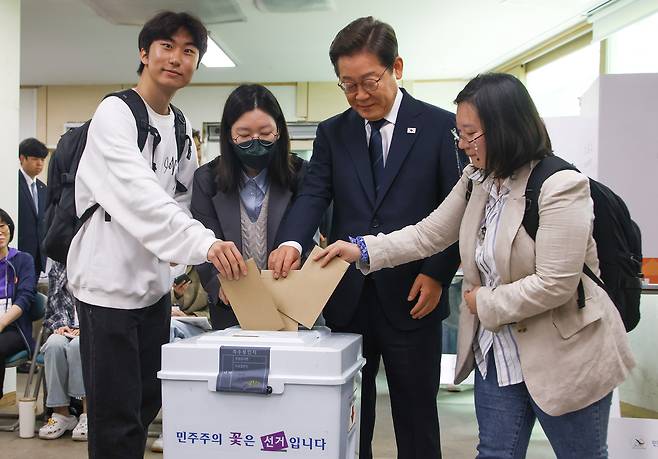 이재명(오른쪽 두 번째) 더불어민주당 대선 후보가 제21대 대통령 선거 사전 투표 첫날인 29일 오전 서울 서대문구 신촌동 주민센터 내 사전 투표소에서 청년들과 함께 투표를 하고 있다. 임세준 기자