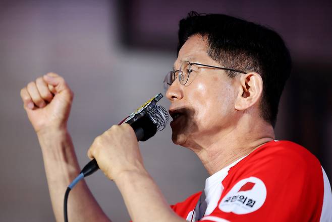 국민의힘 김문수 대선 후보가 28일 대구 중구 동성로를 찾아 유세하고 있다. <연합>