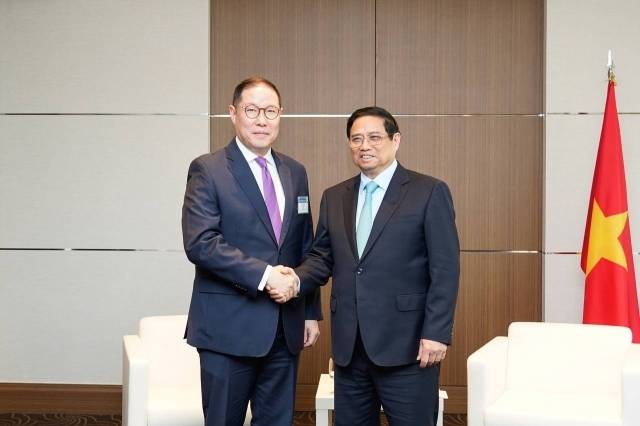 조현상(왼쪽) HS효성 부회장이 지난해 서울시 중구 롯데호텔에서 팜 민 찐 베트남 총리와 만나 기념촬영하고 있다.  [HS효성 제공]