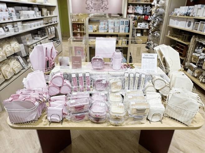 일본 다이소는 지난달 ‘THREEPPY(쓰리피)’ 상표 등록을 마치고 6년 만에 한국 시장에 재진입한다. 사진은 일본 쓰리피 매장에서 판매 중인 상품들  [쓰리피 인스타그램 캡처]