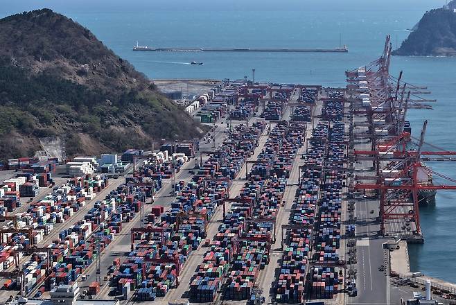 부산항 부두에 컨테이너가 쌓여 있다. [연합]