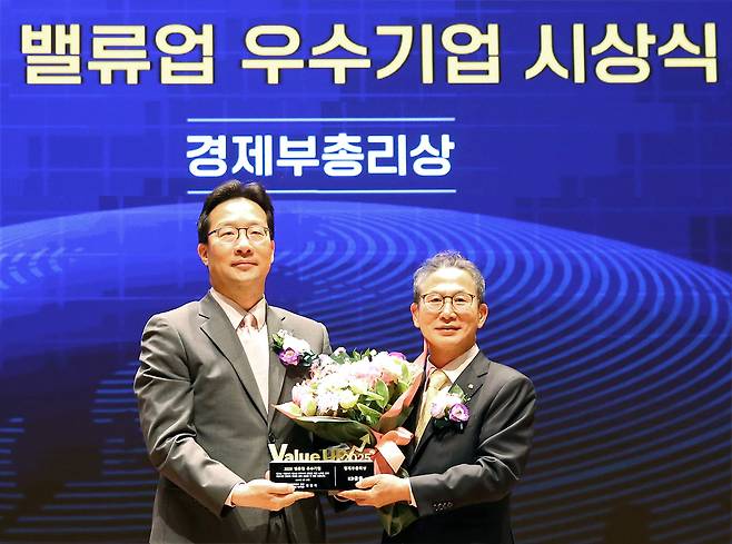 양종희(오른쪽) KB금융그룹 회장과 김범석 기획재정부 장관 직무대행 제1차관이 지난 27일 밸류업 우수기업 시상식에서 기념촬영하고 있다.  [KB금융그룹 제공]