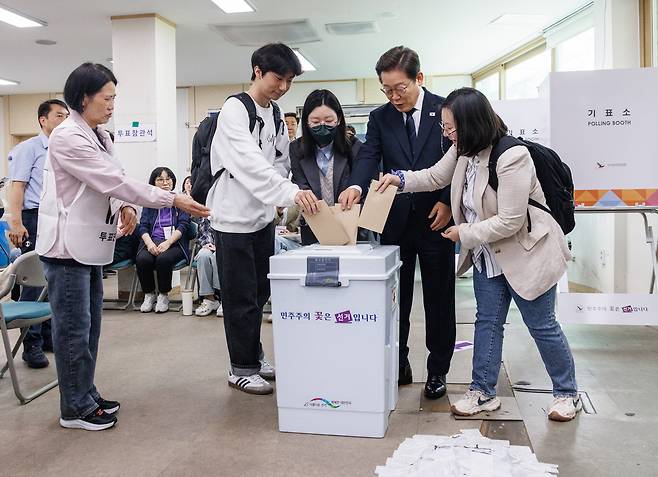 이재명(오른쪽 두 번째) 더불어민주당 대선 후보가 제21대 대통령 선거 사전 투표 첫날인 29일 오전 서울 서대문구 신촌동 주민센터 내 사전 투표소에서 청년들과 함께 투표를 하고 있다. 임세준 기자