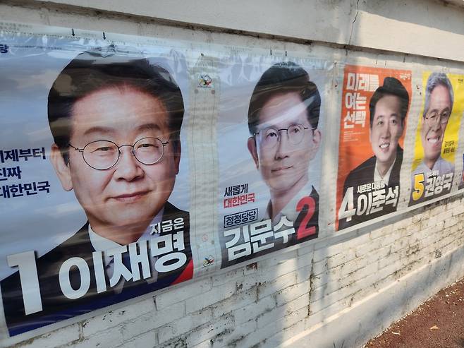 지난 27일 전북 전주시 전주역 인근에 이재명 더불어민주당, 김문수 국민의힘 대선후보의 현수막이 걸려 있다(위쪽). 같은 날 광주광역시 충장로 일대에 21대 대선 후보 벽보가 붙어 있다.   광주·전주=이영기 기자
