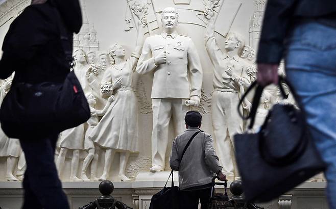러시아 모스크바 지하철 역사에 설치된 스탈린 상. [AFP]