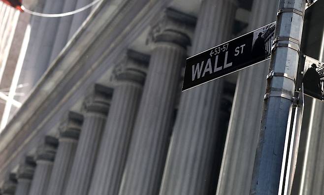지난 19일(현지시간) 미국 뉴욕증권거래소(NYSE) 인근 금융 지구의 월스트리트 거리 표지판. [AFP]