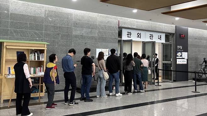 사전투표 첫날인 29일 오전 서울 영등포구 영등포아트홀 전시실에 마련된 당산제1동 사전투표소에서 시민들이 투표를 하기 위해 줄을 서고 있다. 문이림 수습기자