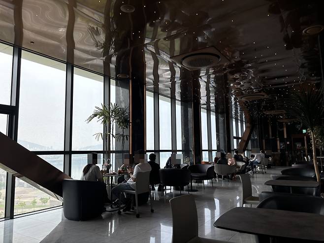 서울 서초구 원베일리의 공공개방시설인 ‘원베일리 인바이트 스카이11’, 누구나 입장할 수 있다. 김희량 기자