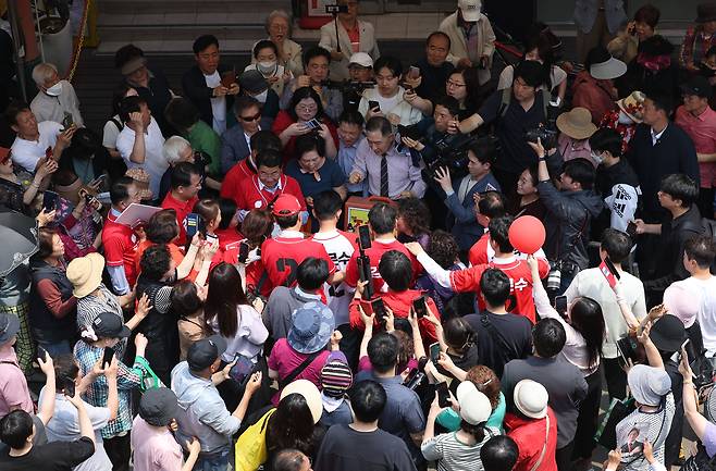 국민의힘 김문수 대선 후보가 29일 인천 모래내시장을 방문해 시민들과 인사를 나누고 있다. <연합>