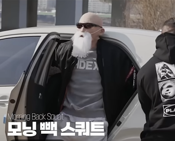 유튜버 김계란이 자신의 콘텐츠에서 모닝의 가벼운 중량을 ‘밈’으로 활용한 이야기를 구현한 모습 [피지컬갤러리 콘텐츠 갈무리]