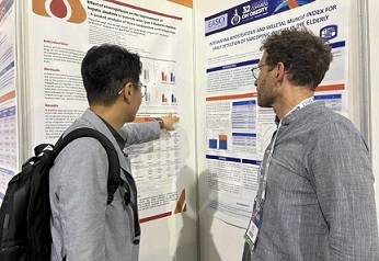 정창희 서울아산병원 내분비내과 교수(왼쪽)가 최근 스페인에서 열린 유럽비만학회(ECO)에서 연구 결과를 설명하고 있다. [대웅제약 제공]