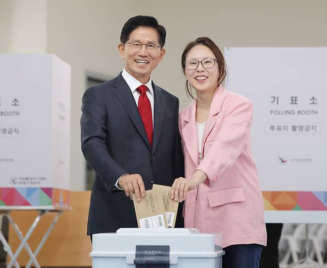 김문수 국민의힘 대선 후보가 21대 대통령선거 사전투표 첫날인 29일 인천 계양구 계양1동 주민센터에 마련된 사전투표소에서 딸 김동주씨와 함께 투표를 하고 있다. [연합]