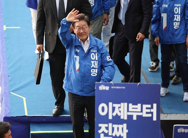 이재명 더불어민주당 대선 후보가 29일 서울 서초구 고속버스터미널 앞에서 열린 서초구·강남구 유세를 마친 후 인사하고 있다. [연합]