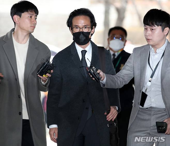 [서울=뉴시스] 지난 2023년 3월 8일 계열사 부당 지원 및 회사자금 횡령 의혹을 받는 조현범 한국타이어앤테크놀로지(한국타이어) 회장이 서울 서초구 서울중앙지법에서 구속 전 피의자 심문(영장실질심사)을 받기 위해 출석하고 있다. (사진=뉴시스DB). 2025.05.29. photo@newsis.com