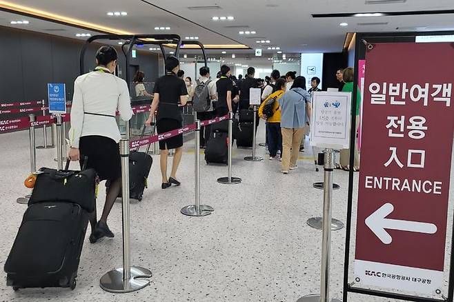 [대구=뉴시스] 이상제 기자 = 대구국제공항에서 승객들이 출국을 하고 있다. 2023.09.27. king@newsis.com  *재판매 및 DB 금지