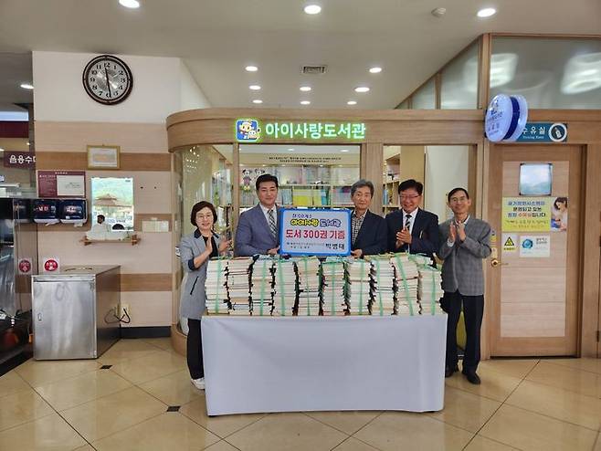 [칠곡=뉴시스] 전경진(왼쪽 두번째) 소장이 책을 기증받고 있다. (사진=칠곡휴게소 제공) 2025.05.29 photo@newsis.com *재판매 및 DB 금지