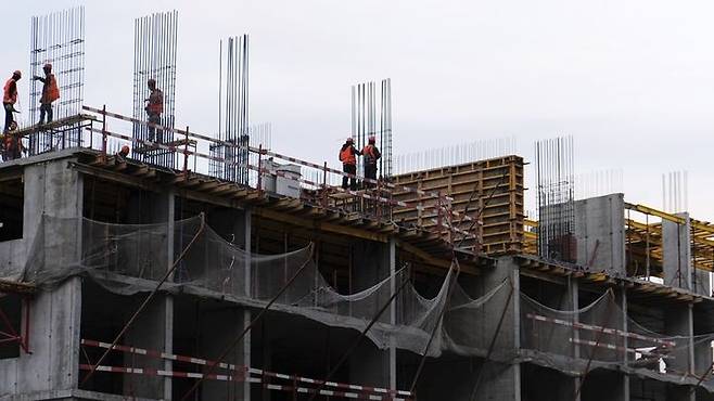 [서울=뉴시스]러시아의 아파트 건설 현장. 러시아는 건설 노동력이 크게 부족해 북한 노동자들을 대거 받아들이고 있다. (출처=글로벌컨스트럭션리뷰) 2025.5.29. *재판매 및 DB 금지