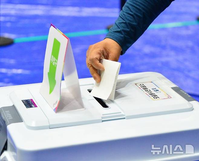 [청주=뉴시스] 서주영 기자 = 21대 대통령선거 사전투표 첫날인 29일 오전 충북 청주시 운호고등학교에 마련된 사전투표소에서 한 시민이 투표용지를 투표함에 넣고 있다. 2025.05.29. juyeong@newsis.com