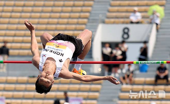 [구미=뉴시스] 이무열 기자 = 우상혁(용인시청)이 지난 27일 경북 구미시민운동장에서 열린 2025 구미 아시아육상선수권대회 높이뛰기 예선 2m15 1차시기 점프에 성공하고 있다. 2025.05.27. lmy@newsis.com