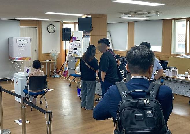 [대구=뉴시스] 정재익 기자 = 제21대 대통령선거 첫날인 29일 오전 대구 수성4가동 행정복지센터에 마련된 사전투표소에서 유권자들이 줄지어 서 있다. 2025.05.29. jjikk@newsis.com *재판매 및 DB 금지