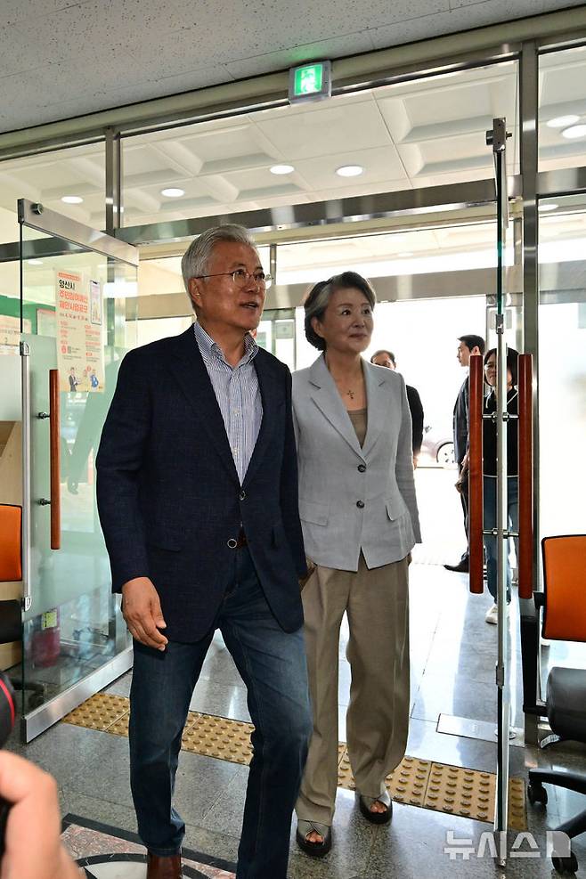 [양산=뉴시스] 차용현 기자 = 제21대 대통령 선거 사전투표일인 29일 오전 문재인 전 대통령과 김정숙 여사가 사전투표를 하기 위해 경남 양산시 하북면 주민자치센터에 들어서고 있다. 2025.05.29.con@newsis.com